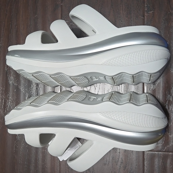 Crocs Mega Crush Metallic Triple Strap - Moonlight/Silver- Size 8 Women (6 Men) - Picture 5 of 8